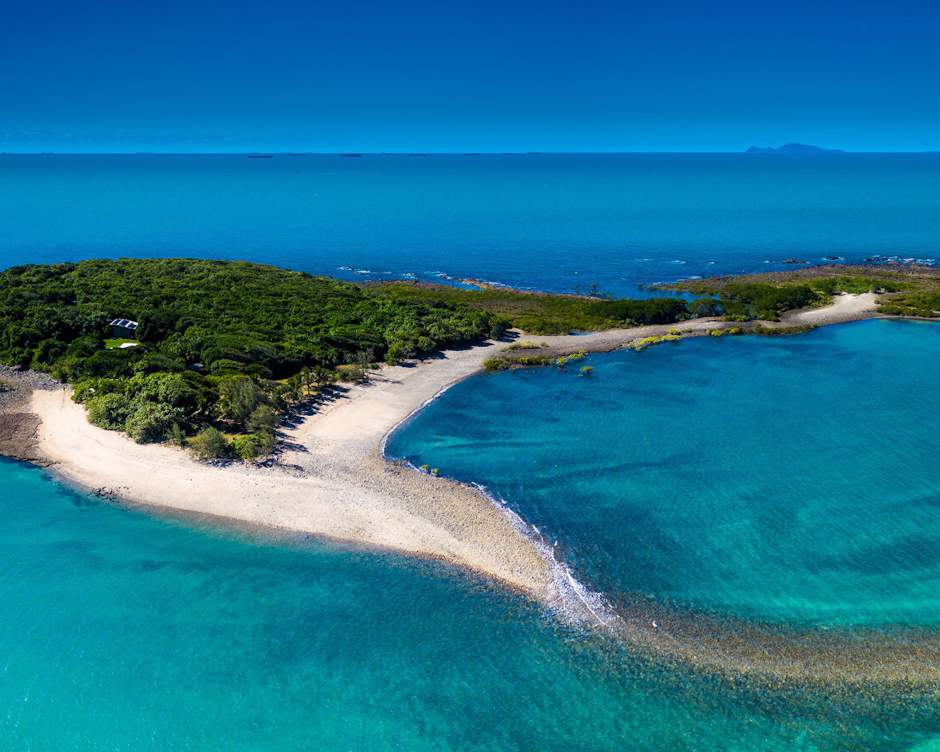 Victor Island dans les Whitsundays.  Une petite île luxuriante entourée d'eau bleue claire.